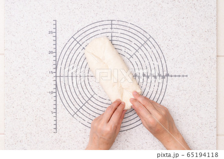 おうちでパン作り 山食を作る工程 2-生地を伸ばして丸め成型する。食パン型につめる おうちでパン作り 山食を作る工程 2-生地を伸ばして丸め成型する。食パン型につめる 65194118