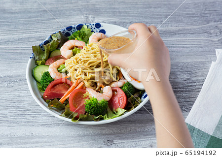 サラダラーメン 65194192