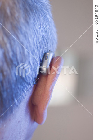 Man with hearing aid 65194840