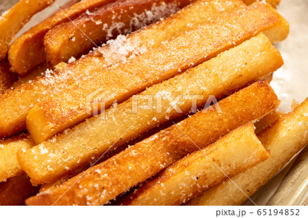 パンの耳の揚げ物。 パンの耳の揚げ物。 65194852