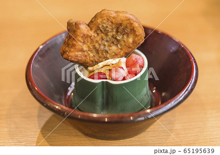 竹の形したカップに入ってるたい焼きと苺の入ったアイスバニラ。 竹の形したカップに入ってるたい焼きと苺の入ったアイスバニラ。 65195639