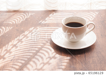 テーブルの上のコーヒーと午後の陽射し 65196129