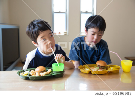 食事する子どもたち 食事する子どもたち 65196985