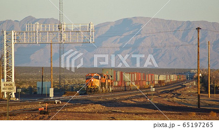 アメリカの鉄道風景　貨物列車　アリゾナ州 65197265