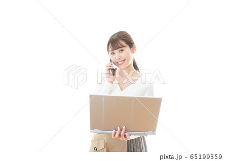 笑顔で在宅勤務をする若い女性 65199359
