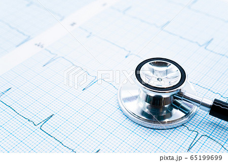 心電図と聴診器 心電図と聴診器 65199699