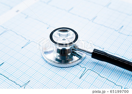 心電図と聴診器 心電図と聴診器 65199700