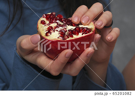 Half of the broken grenade in a woman's hands. 65201082