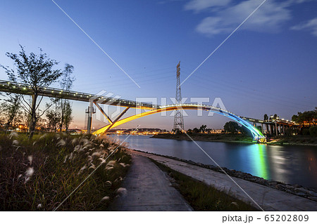 夕焼け 漢江 川沿い 65202809