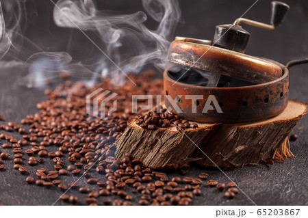 The device for roasting coffee beans, an old hand grinder. The device for roasting coffee beans, an old hand grinder. 65203867