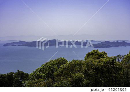 瀬戸内海 笠岡諸島 幻虹臺からの眺望 北木島 左 と白石島 右 岡山県笠岡市の写真素材