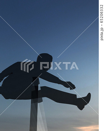 Cg立体イラスト 壁を飛び越える男性のシルエット ハードル 可能性 挑戦のイラスト素材