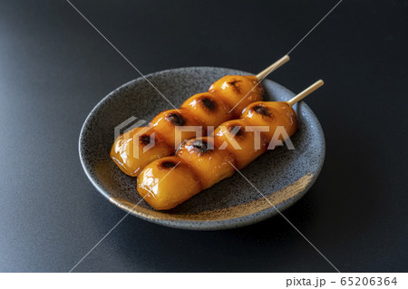 みたらし団子 和菓子 黒背景 みたらし団子 和菓子 黒背景 65206364