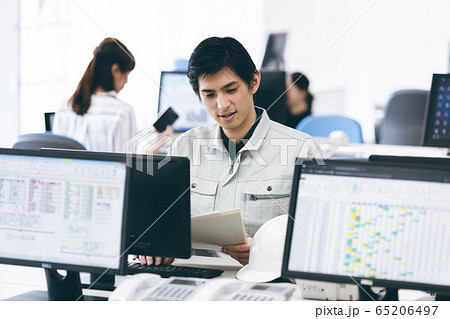 作業服の男性 作業服の男性 65206497