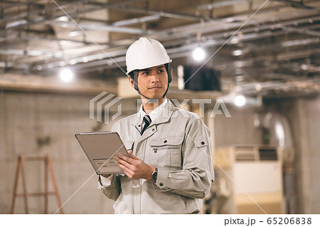 点検中の作業員 65206838