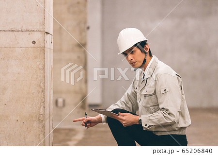 点検中の作業員 65206840