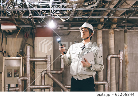 点検中の作業員 65206844