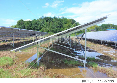 雨が溜まった太陽光発電所 65207499