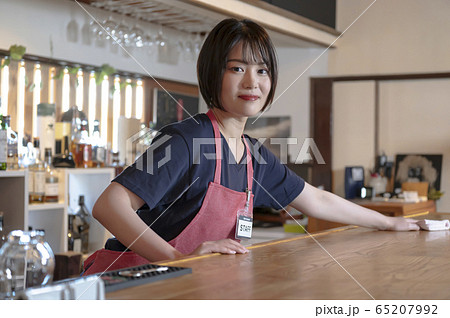 スタッフ 店員 テーブルを拭く女性 65207992