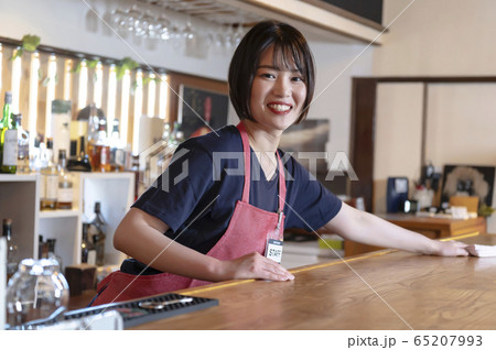 スタッフ 店員 テーブルを拭く女性 65207993