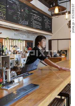 スタッフ 店員 テーブルを拭く男性 65208197