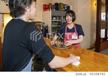 居酒屋 男性店員と話す女性店員 居酒屋 男性店員と話す女性店員 65208782