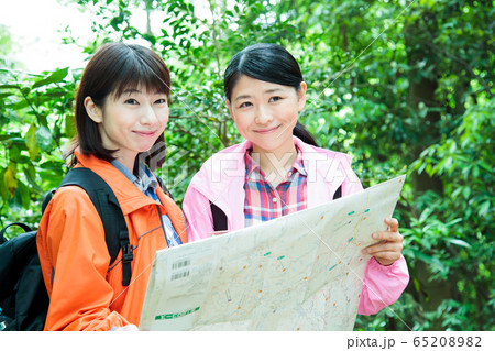 登山　女性　山ガール　トレッキング　友達　山登り　山　アウトドア　ハイキング 65208982