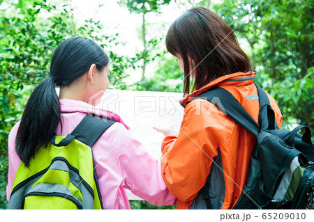 登山 女性 山ガール トレッキング 友達 山登り 山 アウトドア ハイキングの写真素材