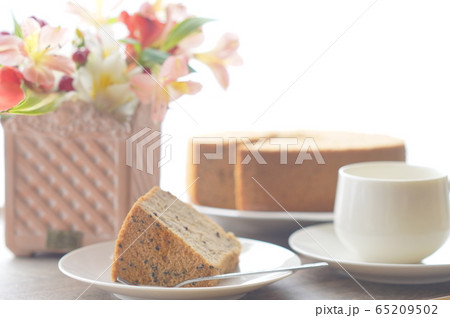 手作りのふわふわ紅茶シフォンケーキでティータイム 65209502