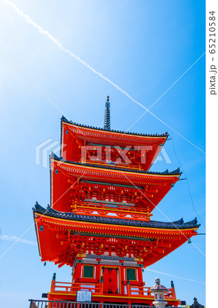 新緑の清水寺三重塔 65210584