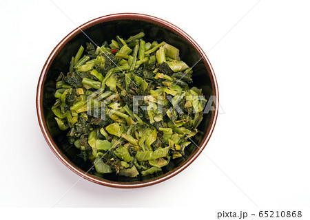 皿に入った高菜の漬物 65210868