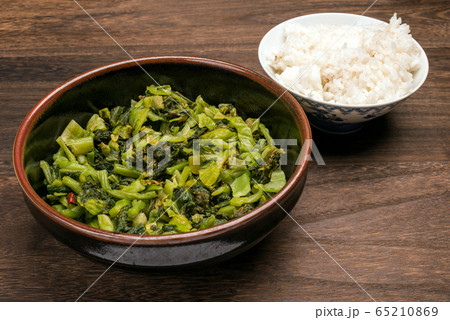 ご飯をバックに皿に入った高菜の漬物 65210869