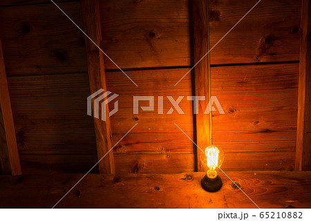 木造住宅の点灯した白熱電球 65210882