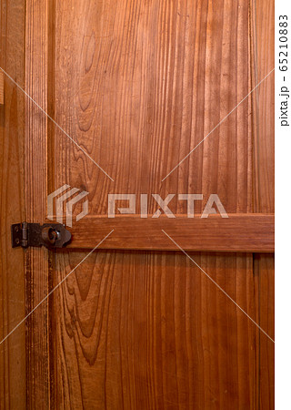 トイレの木の戸と内鍵 65210883