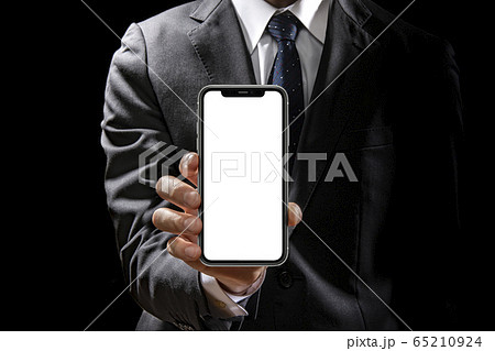 スマートフォンを手にするビジネスマンの画像合成用素材 65210924
