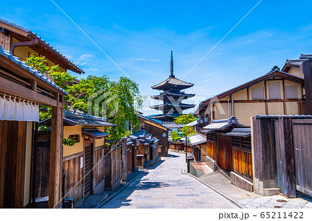 八坂の塔と京都の街並 65211422