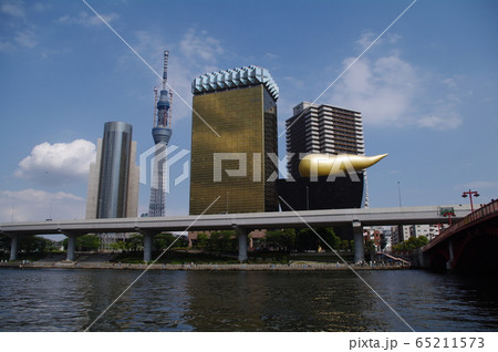 ビルの谷間のスカイツリー 65211573