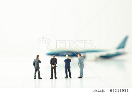 ビジネスシーン　飛行機 65211951