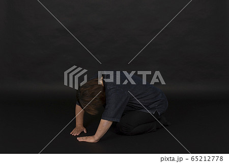 土下座　謝罪イメージ 65212778