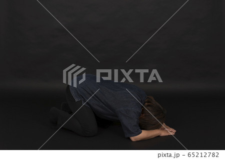 土下座　謝罪イメージ 65212782