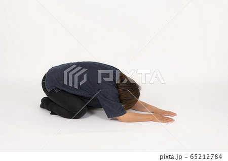 土下座　謝罪イメージ 65212784