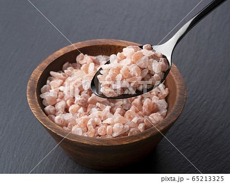 黒い背景とピンクの岩塩 65213325