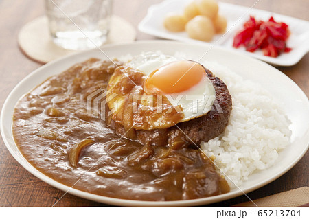 カレーライス-ハンバーグトッピング-目玉焼き乗せ 65213704
