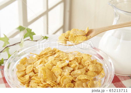 牛乳をかけた後のコーンフレーク 65213711