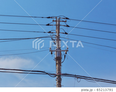 正面から見上げた電柱のトランス1横 65213791