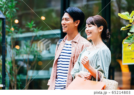 買い物　カップル 65214803