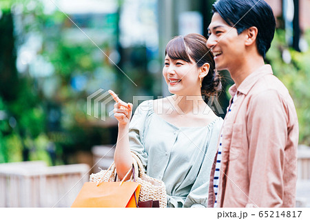 男女　買物 65214817