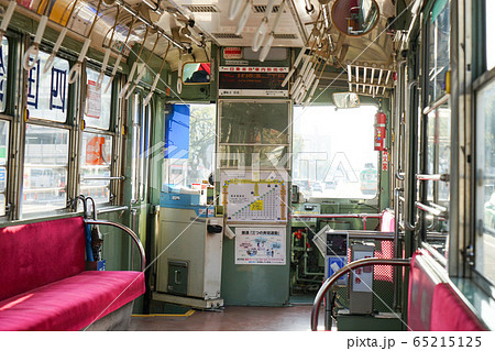 高知を走る路面電車 車内から前方を望むの写真素材