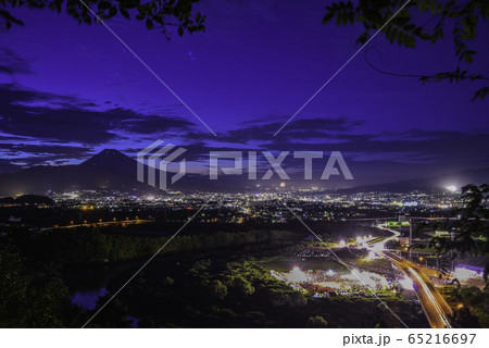 （静岡県）かんなみ猫おどり会場（夏祭り） 後方に富士山 65216697