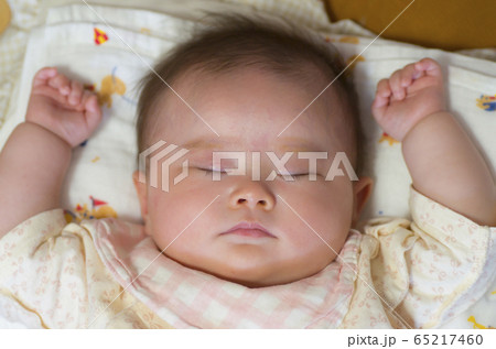 赤ちゃんの寝顔 65217460